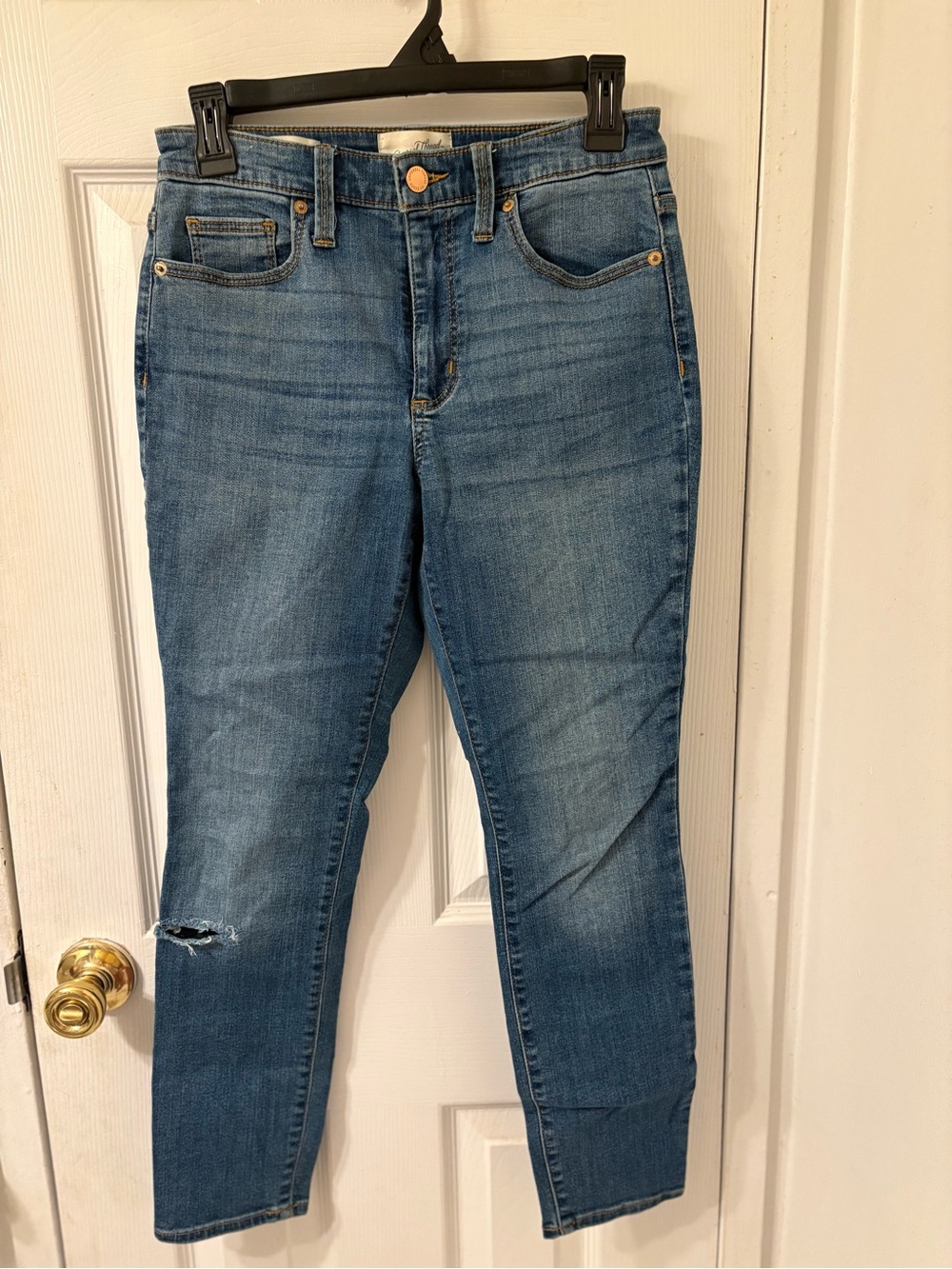 Universal Thread Women's Medium Blue Skinny Jeans with Knee Distressing